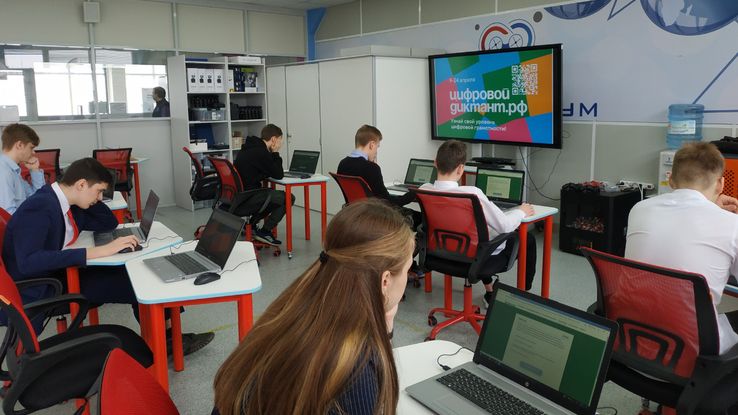 Более 1000 ноутбуков купит Ленобласть для школ региона