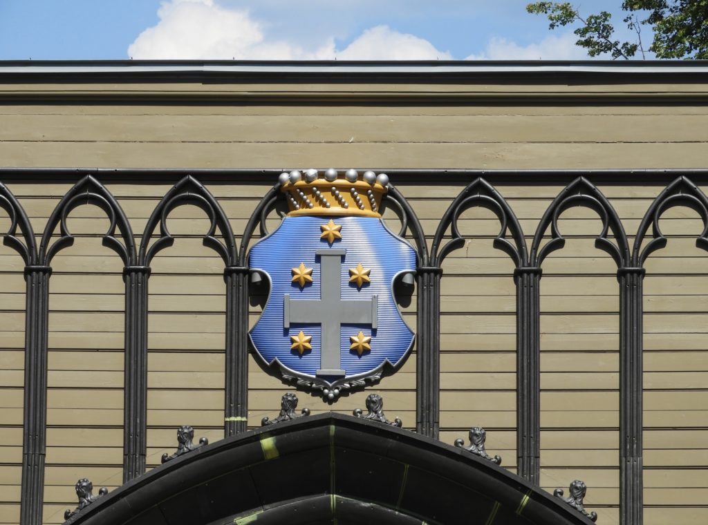 герб баронов николаи на воротах парка монрепо