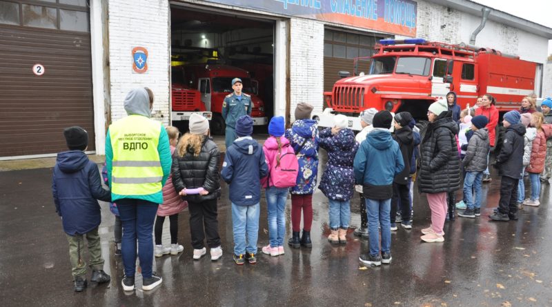 школьники на экскурсии в 26 пожарно-спасательной части