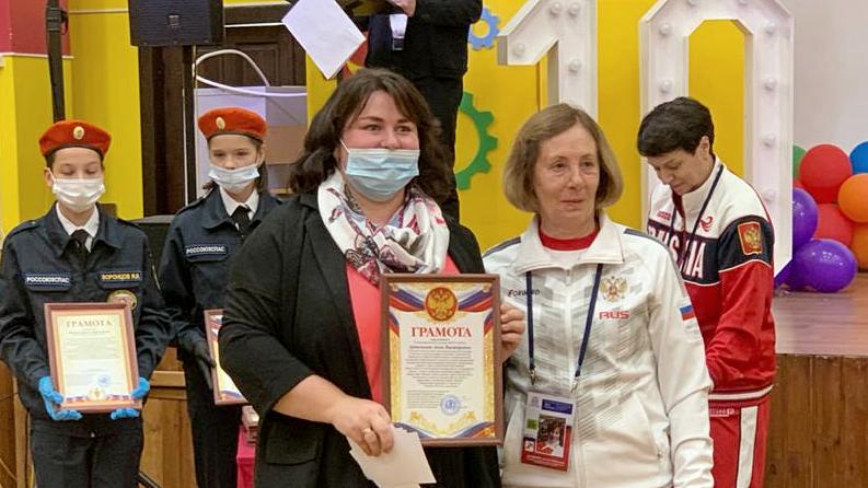 Татьяна Казанкина вручает награды учителям физкультуры
