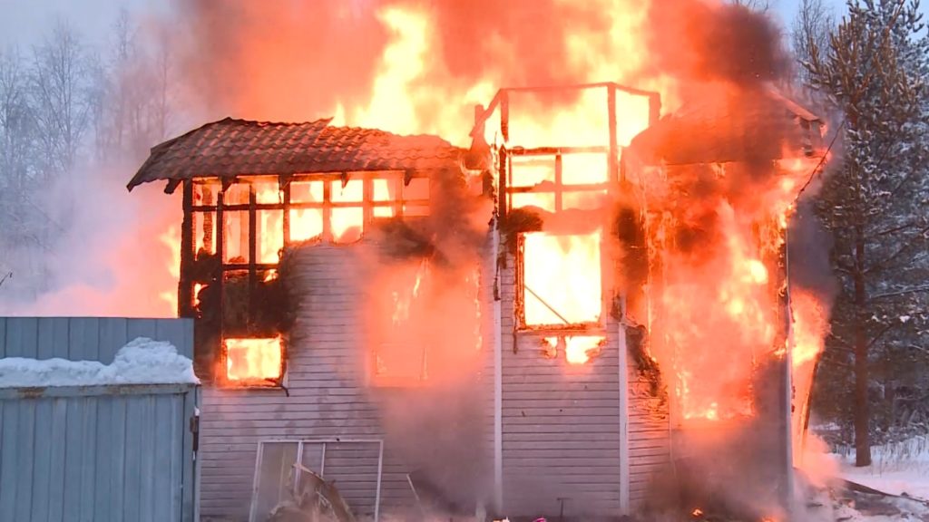 Молодая семья в результате пожара в садоводстве Петровском осталась без жилья