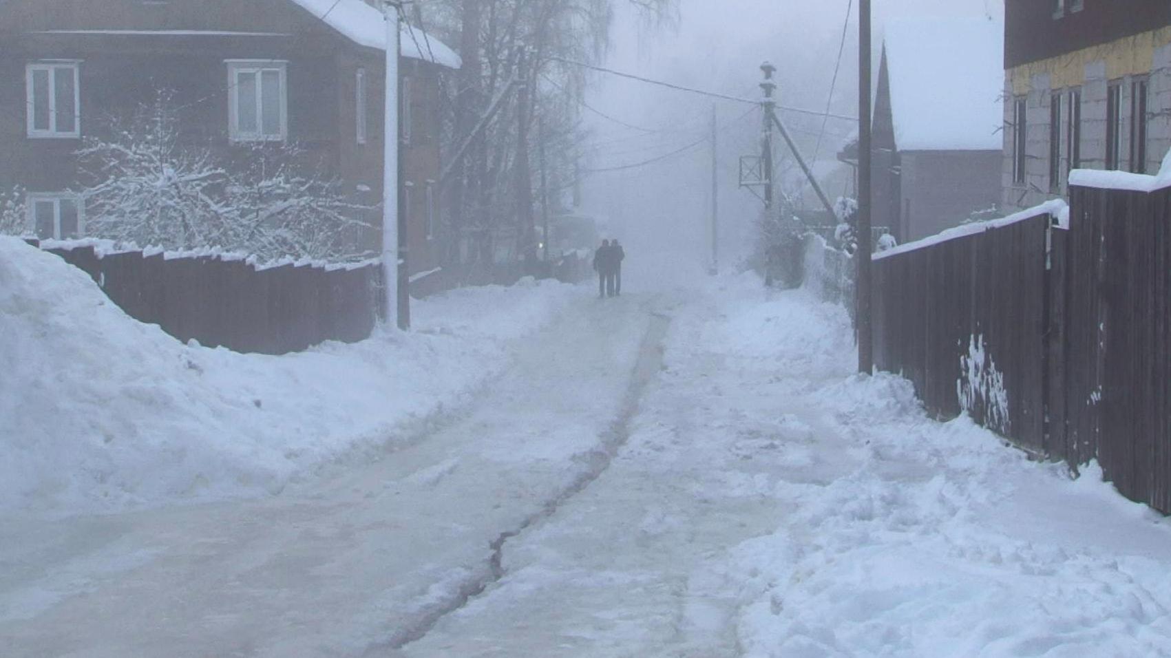 Поселок полой. Выборг Северный поселок. Прорыв трубы у Северного поселка. Север деревня. Замерзшая деревня.