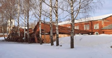 Снег обрушил ангар на территории Военного музея Карельского перешейка в Выборге