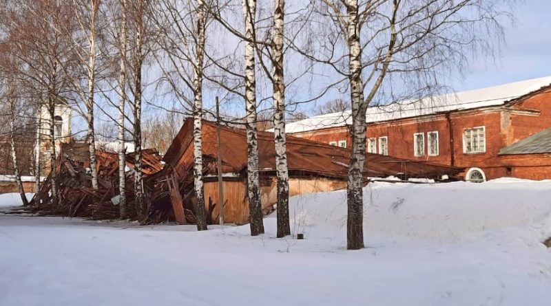 Снег обрушил ангар на территории Военного музея Карельского перешейка в Выборге