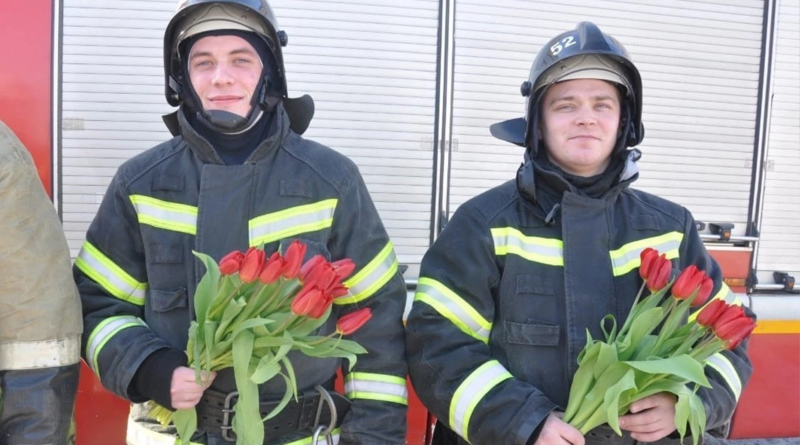 Пожарные с тюльпанами поздравляли выборжанок на Красной площади