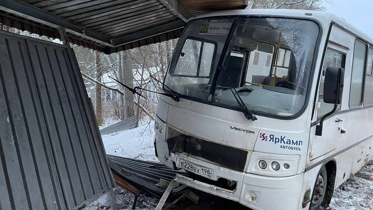 Автобус на маршруте Выборг-Рощино врезался в остановку