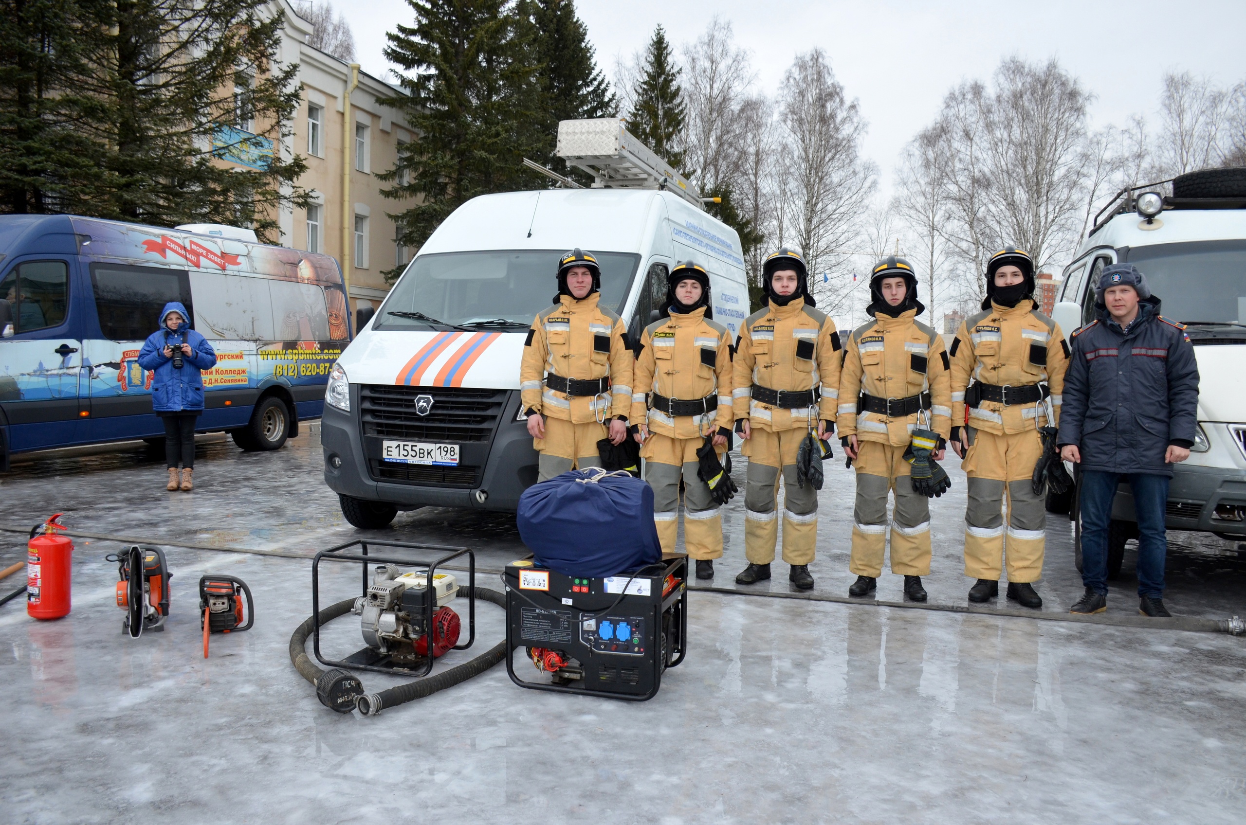 Добровольные пожарные Ленинградской области встретились на строевом смотре