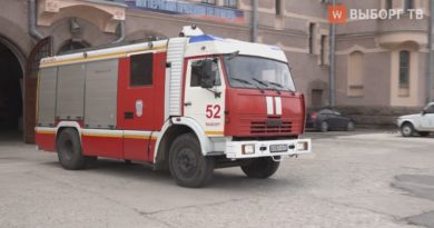 Грузовик вспыхнул после столкновения с автокраном в Выборгском районе Грузовик вспыхнул после столкновения с автокраном в Выборгском районе