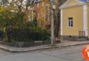 Сохраняя природу: в Выборге не стали пилить яблоню, вставшую на пути нового забора Сохраняя природу: в Выборге не стали пилить яблоню, вставшую на пути нового забора
